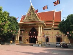 ទិដ្ឋភាពវត្តបុទុមវតីនៅរាជធានីភ្នំពេញ ក្នុងអំឡុងពេលបិទខ្ទប់ភូមិសាស្ត្រនៅភ្នំពេញ កាលពីថ្ងៃទី ១៦ ខែមេសា ឆ្នាំ ២០២១។ (ធីតា វីន/វីអូអេ)