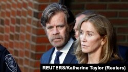 Osuđena glumica Felicity Huffman i njen suprug William H. Macy na prilikom izlaska iz bostonskog suda (Foto: REUTERS/Katherine Taylor)
