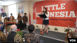 Acara pemukulan gong oleh Walikota Somersworth Dana Hilliard dalam peresmian “Little Indonesia”. (Foto: VOA Indonesia)
