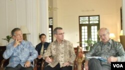 Wakil administrator USAID Donald Steinberg (kanan) dan Dubes AS untuk Indonesia Scot Marciel (tengah) dalam diskusi.(Photo: VOA)