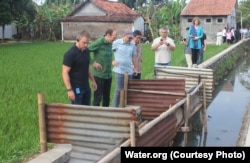 Matt Damon memeriksa sarana sanitasi “jamban helikopter” di Desa Denasri Kulon, Batang, Jawa Tengah, 4 Juli 2018. (Foto: Water.org).