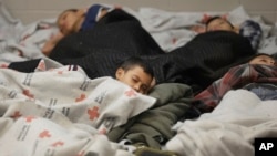Trẻ em nhập cư tại một nơi tạm giam của Cơ quan Hải quan và Bảo vệ Biên giới Hoa Kỳ tại Brownsville, Texas.