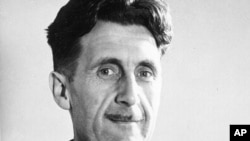 George Orwell, penulis buku "1984" yang mengisahkan negara distopian dengan pemerintahan totaliter. 