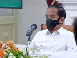 Dalam rapat terbatas di Istana Merdeka, Jakarta, Senin (26/10) Presiden Jokowi mengklaim pemerintah tidak gegabah terkait vaksin COVID-19 (Setpres RI)
