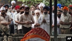 Relatives offer prayers in front of the body of Inder Singh, who was killed during a High Court bombing, in New Delhi, India, September 8, 2011.