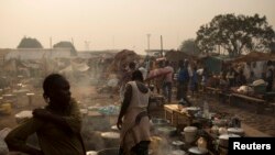 Des déplacés dans un camp près de l’aéroport de Bangui, 19 janvier 2014.