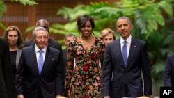Prezident Barak Obama, birinci xanım Mişel Obama Kuba prezidenti Raul Kastro ilə Havanada İnqilab sarayında