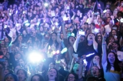 Para penggemar K-Pop berkumpul di acara KCON 2016 di Bercy Arena, Paris, pada 2 Juni 2016. (AP Photo/Thibault Camus, Pool).