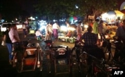 Xe xích lô ở chợ khuya