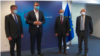 Izaslanik Evropske unije za pregovore Beograda i Prištine Miroslav Lajčak (levo), predsednik Srbije Aleksandar Vučić, kosovski premijer Avdulah Hoti i šef diplomatije EU Žozep Borelj (desno) na obnovljenim pregovorima u Briselu.