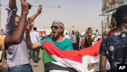 Des Soudanaiscélèbrent la chute du président Omar el-Béshir, à Khartoum au Soudan, le 11 avril 2019.