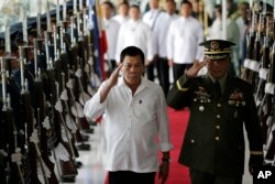 Prezident Rodrigo Duterte harbiylar bilan