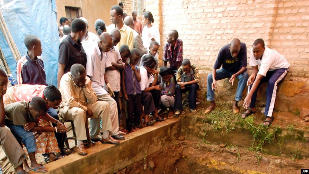 Les habitants de Nyamirambo déterrent les restes humains d’une fosse commune datant du génocide de 1994, à Kigali, le 05 avril 2004.