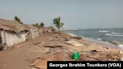 Le village de Lahou Kpanda, menacé par les eaux, en Côte d'Ivoire, le 24 janvier 2019. (VOA/Georges Ibrahim Tounkara)