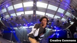 Penyanyi hip-hop asal Brooklyn, Joey Bada$$ dalam sebuah pertunjukan. (Creative Commons/Ty Johnson)