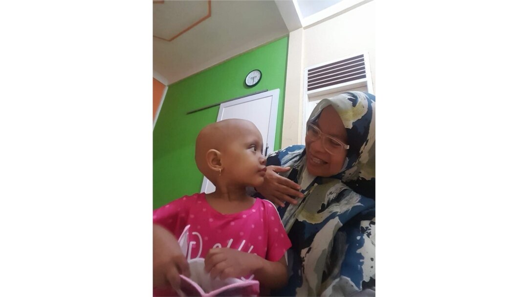 Nurjannah Husien bersama Bilqis (4 tahun), seorang pasien kanker otak (neuro blastoma), di rumah singgah Rumah Kita dari Yayasan Darah Untuk Aceh Banda Aceh, 24 April 2019. Bilqis meninggal pada 8 November 2019 setelah menjalani perawatan selama 9 bulan.