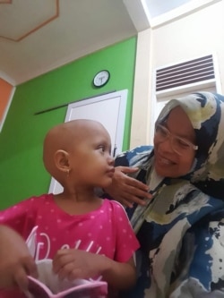 Nurjannah Husien bersama Bilqis (4 tahun), seorang pasien kanker otak (neuro blastoma), di rumah singgah Rumah Kita dari Yayasan Darah Untuk Aceh Banda Aceh, 24 April 2019. Bilqis meninggal pada 8 November 2019 setelah menjalani perawatan selama 9 bulan.