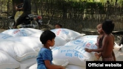 ကုလသမဂ္ဂစားနပ်ရိက္ခာအစီအစဉ် WFP က ရေးဘေးသင့်ပြည်သူတွေအတွက် ထောက်ပံ့ပေးနေတဲ့ ရိက္ခာပစ္စည်းတွေကို မကွေးတိုင်းဒေသကြီးအတွင်း၊ ရေစကြိုမြို့နယ်စု၊ ပခန်းကြီးမြို့မှာတွေ့ရစဉ်။ (ဓာတ်ပုံ-WFP/ယခင် မှတ်တမ်းဓာတ်ပုံ)