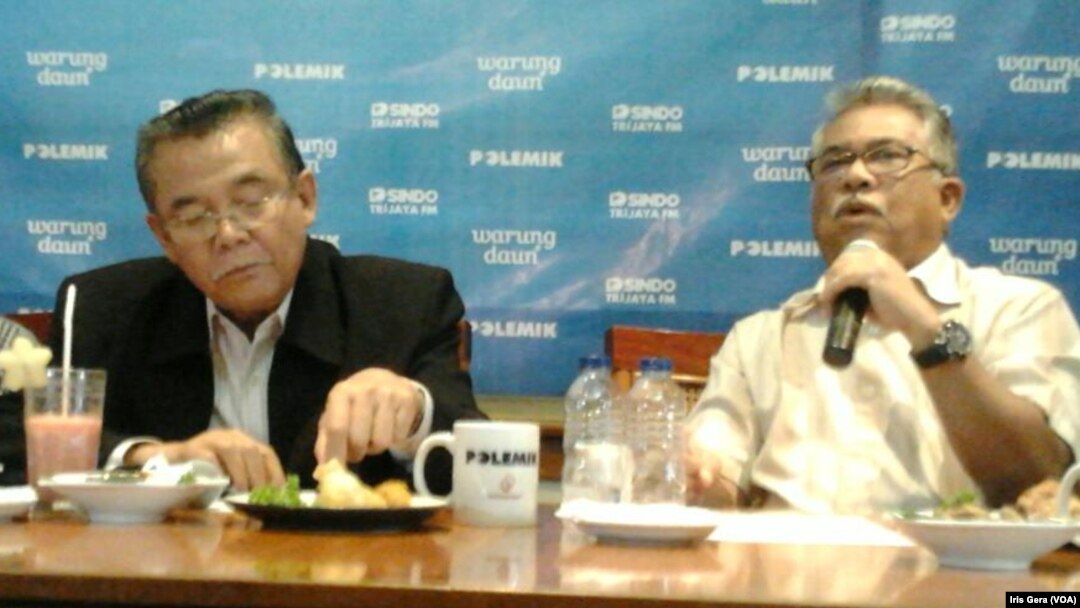 Mantan Wakil Ketua KPK, Bibit Samad Rianto (kiri) dan Pengamat Hukum UI, Chudry Sitompul (kanan) dalam diskusi mengenai Polri dan KPK di Jakarta, Sabtu, 24 Januari 2015 (Foto: VOA/Iris Gera).