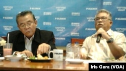 Mantan Wakil Ketua KPK, Bibit Samad Rianto (kiri) dan Pengamat Hukum UI, Chudry Sitompul (kanan) dalam diskusi mengenai Polri dan KPK di Jakarta, Sabtu, 24 Januari 2015 (Foto: VOA/Iris Gera).