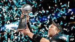 Nick Foles des Eagles de Philadelphie porte le trophée après avoir remporté le Super Bowl contre les New England Patriots au Stade US Bank, Minneapolis, Minnesota, le 4 février 2018 