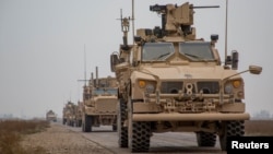 지난달 시리아 데이르에즈조르의 협곡에서 미군주도연합군이 발사시험을 하기 위해 도로 위에 서 있다.