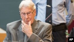 FILE - Former SS sergeant Reinhold Hanning, who served as a guard at Auschwitz, is seen in a courtroom in Detmold, Germany, June 17, 2016. Hanning died Tuesday, his attorney said without providing further details.