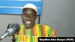 Abdoulaye Diaw, chroniqueur sportif, Dakar, samedi 29 octobre 2017. (VOA/Seydina Aba Gueye)