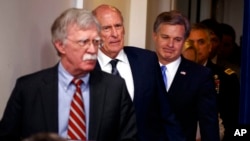 Le directeur du renseignement national, Dan Coats (C), le conseiller à la sécurité nationale, John Bolton (G) et le directeur du FBI, Christopher Wray (D), avant la conférence de presse quotidienne à la Maison Blanche, le 2 août 2018.