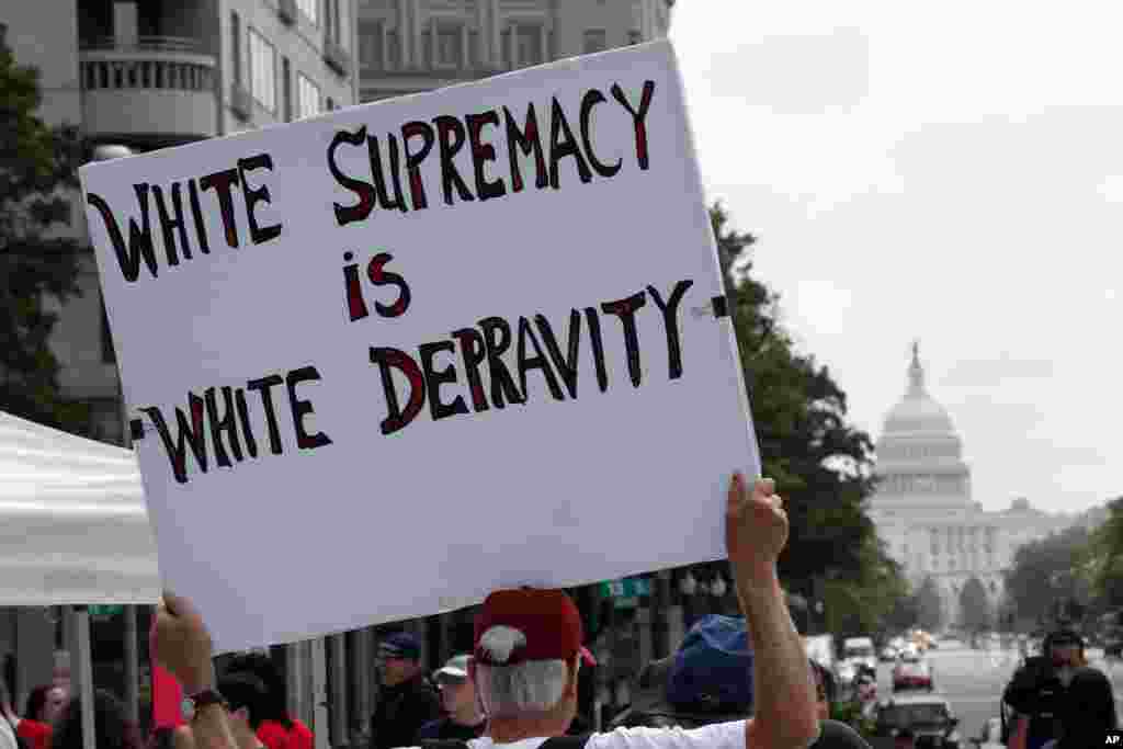 美国民众8月12日上午聚集在首都华盛顿自由广场，参加对抗白人至上组织“团结右翼”在白宫前举行的纪念维州夏洛茨维尔白人至上主义者集会一周年的活动。