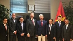 Đại sứ Hoa Kỳ tại Việt Nam Daniel Kritenbrink và các thành viên trong Tổ tư vấn Kinh tế của Thủ tướng Nguyễn Xuân Phúc, ngày 15/05/2020. Photo Facebook US Embassy Hanoi.