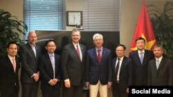 Đại sứ Hoa Kỳ tại Việt Nam Daniel Kritenbrink và các thành viên trong Tổ tư vấn Kinh tế của Thủ tướng Nguyễn Xuân Phúc, ngày 15/05/2020. Photo Facebook US Embassy Hanoi.