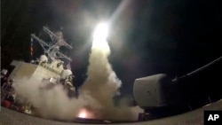 Kapal perang angkatan laut AS USS Porter meluncurkan misil tomahawk ke wilayah Suriah di perairan laut Mediterania, April 7, 2017. 