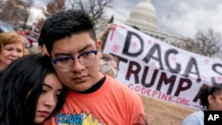移民權益活動人士在國會山集會，抗議特朗普總統廢止DACA項目。(2018年1月23日)