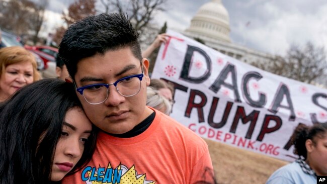 资料照：移民权益活动人士在国会山集会，抗议特朗普总统废止DACA项目。(2018年1月23日)