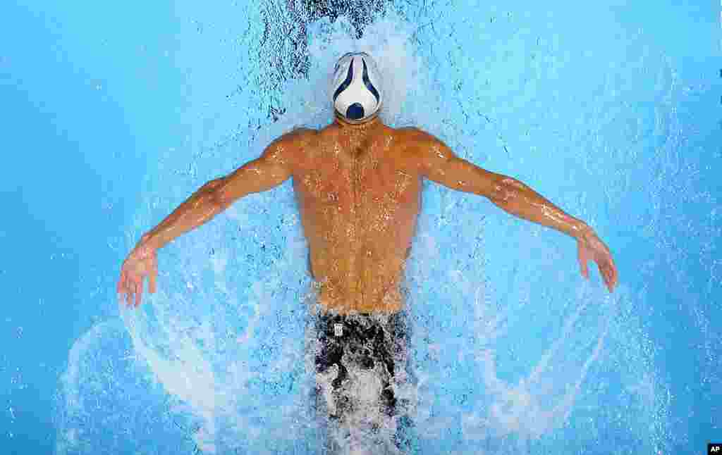 Nadador americano, Michael Phelps, nada os 200 metros mariposa na qualificação para os jogos olímpicos.