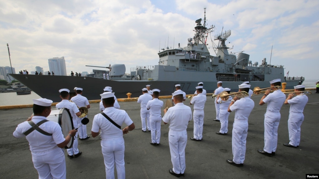 资料照片：菲律宾海军乐队欢迎来访马尼拉大都会的新西兰海军“特卡哈”号护卫舰。(2017年4月4日)