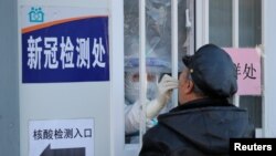 中國遼寧省瀋陽的一位居民正在醫院接受新冠病毒檢測。 （2020年12月31日）