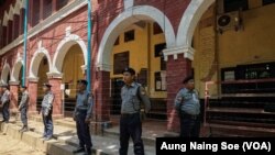 Polisi menjaga ruang sidang di Kotapraja Insein Yangon, tempat wartawan Wa Lone dan Kyaw Soe Oo diadili. (Kredit: Aung Naing Soe)