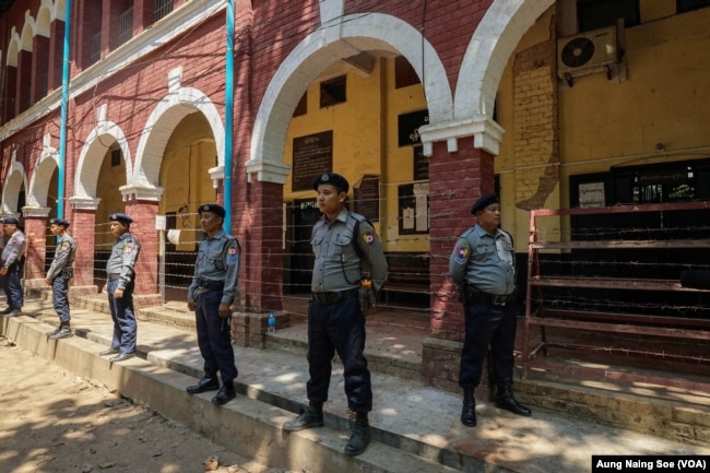 ຕຳຫຼວດຢືນຍາມຢູ່ສານ ບ່ອນທີ່ ທ່ານ​ວາ ​ໂລນ ແລະ​ທ່ານ​ກີ​ຢໍ ​ໂຊ ​ໂອ ກຳລັຖືກດຳເນີນຄະດີ ໃນການກ່າວ​ຫາ​ວ່າຝ່າຝືນ​ຄວາມ​ລັບ​ທາ​ງການ.