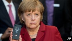 Foto de archivo de Angela Merkel mostrando un Blackberry a prueba de escuchas. Ahora exige un acuerdo de "no espionaje",.