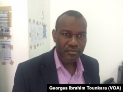 Docteur Oumar Toé, du comité de lutte contre les médicaments illicites, à Abidjan, en Côte d'Ivoire, le 12 août 2017. (VOA/Georges Ibrahim Tounkara)