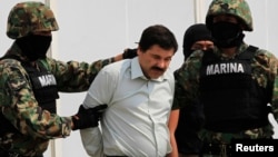 ကမ္ဘာမှာ အလိုအရှိဆုံး မူးယစ်ရာဇာ Guzman (လယ်) ကို မက္ကဆီကိုနဲ့ အမေရိကန် တာဝန်ရှိသူတွေက ဖမ်းဆီးလိုက်စဉ်။ (ဖေဖော်ဝါရီ ၂၂၊ ၂၀၁၄) 