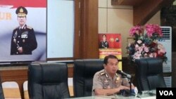 Kabid Humas Polda Jawa Timur Kombes Pol Frans Barung Mangera memberi pernyataan pers di Mapolda Jatim, Selasa (15/5).