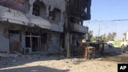 Seorang tentara Irak memeriksa gedung yang rusak setelah pertempuran antara pasukan keamanan Irak and anggota ISIS di Kota Kirkuk, 180 mil (290 kilometer) utara Baghdad, Irak, 22 Oktober 2016. 