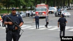 Cảnh sát tuần tra khu vực nổ súng bên ngoài Tòa nhà Quốc hội ở Washington, ngày 3/10/2013.