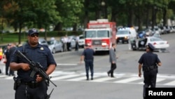 Polisi memblokade lokasi terjadinya penembakan di luar gedung Kongres AS di Washington DC, Kamis siang (3/10). 