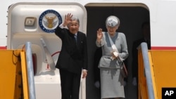 Japan's Emperor Akihito and Empress Michiko wave to bid farewell as they departure from the Phu Bai airport in the central city of Hue, Vietnam for Thailand, March 5, 2017. 