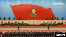 មេដឹកនាំ​កូរ៉េ​ខាង​ជើង Kim Jong Un ធ្វើ​ទស្សនកិច្ច​នៅ​វិមាន​បូជនីយដ្ឋាន Kumsusan នៅ​ថ្ងៃ​ខួប​នៃ​ការ​ស្លាប់​របស់​លោក Kim Jong Il កាលពី​ថ្ងៃទី១៦ ខែកុម្ភៈ ឆ្នាំ២០១៧។