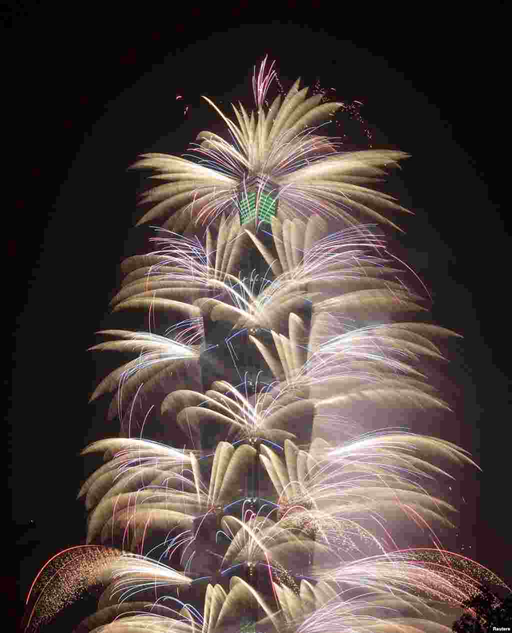 Fireworks explode from Taiwan&#39;s tallest skyscraper, the Taipei 101, during New Year&#39;s celebrations in Taipei.